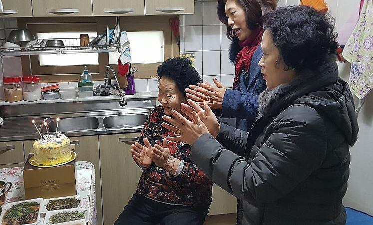 6가좌1동,_어르신_생신상_차려드리기.jpg 이미지