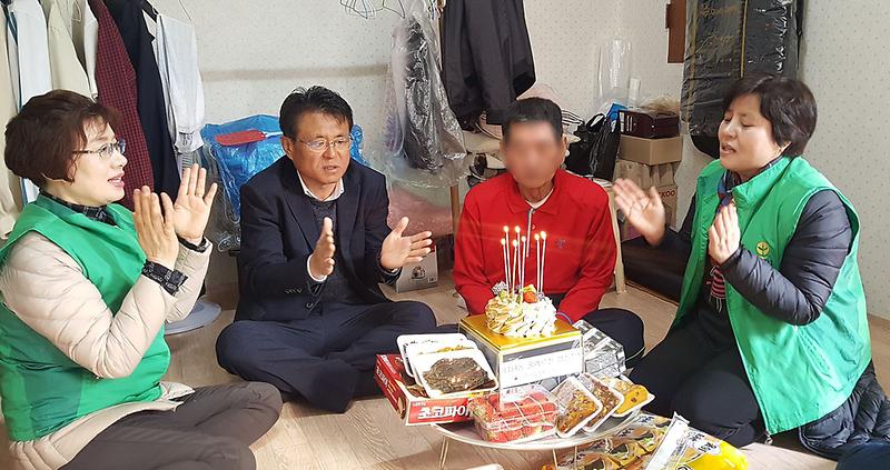 6가좌4동,_홀몸어르신_생신상_차려드려.jpg 이미지