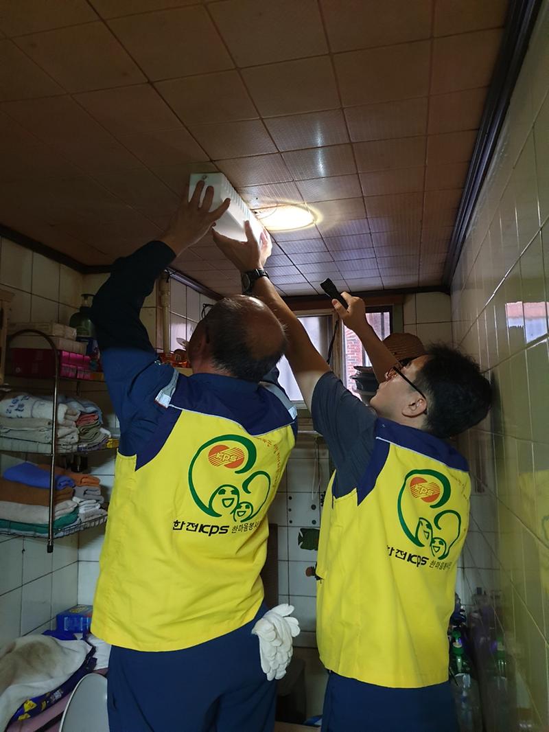 6서구노인복지관‧한전KPS_홀몸어르신_댁_전기점검.jpg 이미지