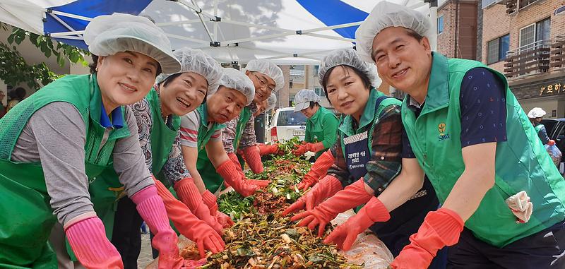 6서구새마을회,_‘사랑의_계절_김치’_나눔_(1).jpg 이미지