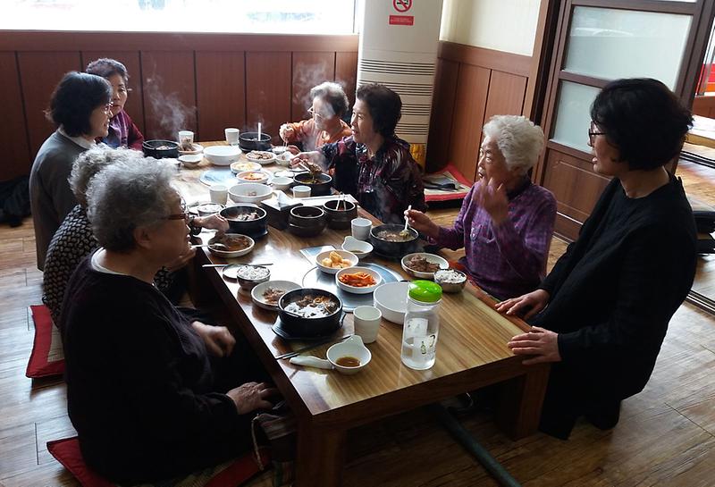 8서구_원당동,_독거노인_점심_대접.jpg 이미지