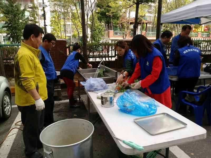 8연희동_바르게살기운동위원회_어르신_국수봉사_(1).jpg 이미지