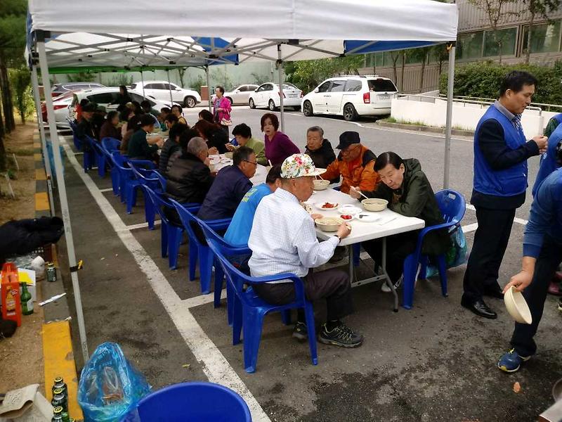 8연희동_바르게살기운동위원회_어르신_국수봉사_(2).jpg 이미지