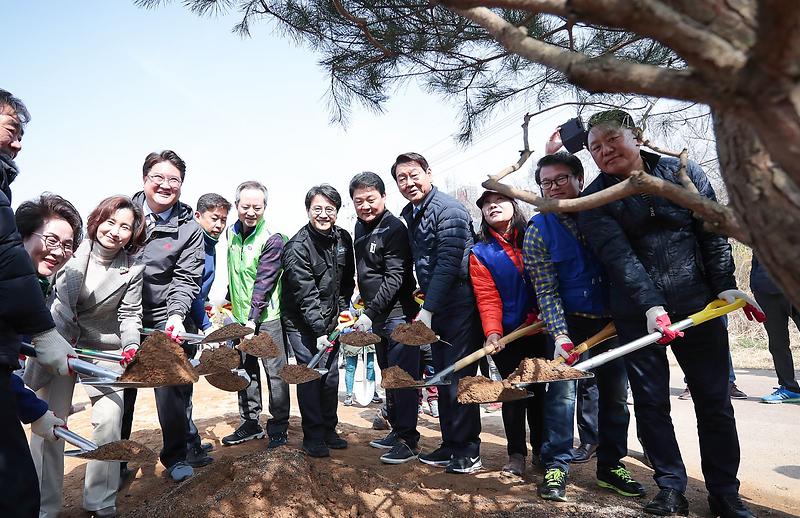 서구,_제_74회_식목일_나무심기_시행1.jpg 이미지