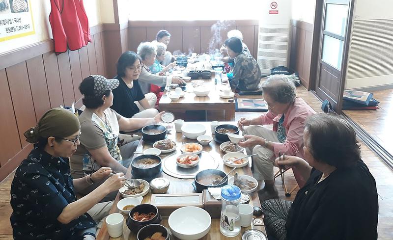 원당뼈다귀해장국,“독거노인_점심식사_대접”.jpg 이미지