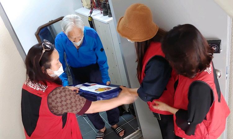 10가정3동_지역사회보장협의체,_‘사랑_가득’_추석맞이_선물세트_전달.jpg 이미지