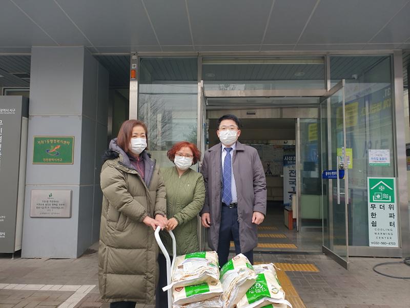 10가좌1동_아리랑막걸리_총판,_‘이웃사랑_쌀’_기탁_.jpg 이미지
