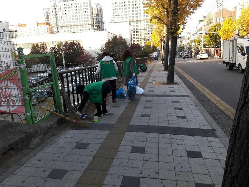 11‘쾌적한_거리_만들어요’…가좌1동_새마을부녀회,_청소봉사_진행__(1).jpg 이미지