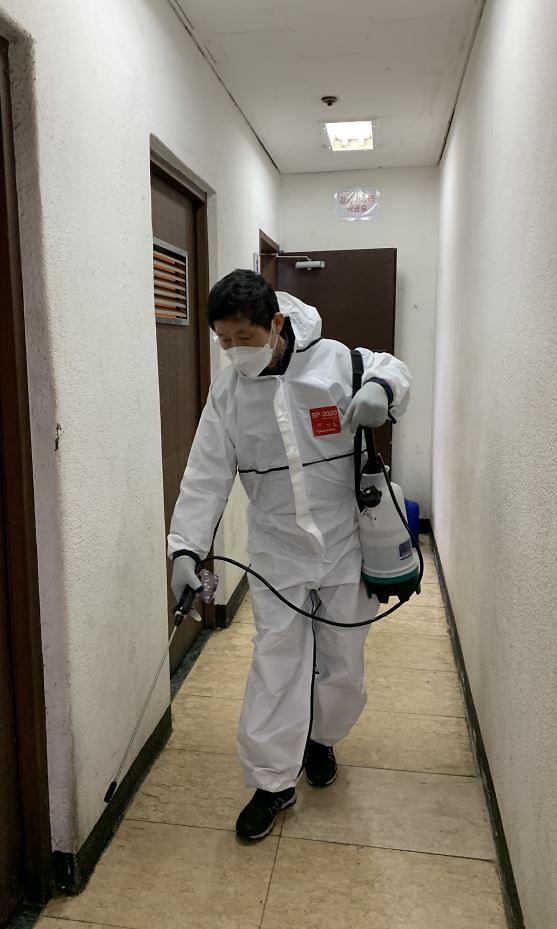 11신현원창동_통장자율회,_코로나19_방역_‘솔선수범’.jpg 이미지