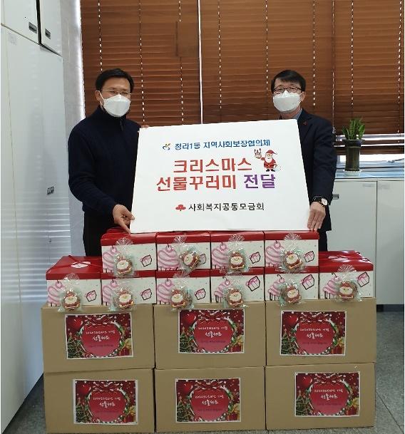 13청라1동_지역사회보장협의체,_저소득_가정에_크리스마스_선물꾸러미_전달_.jpg 이미지