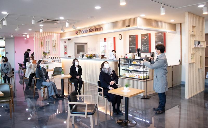 1커피맛집·풍경맛집_노인일자리_청라카페_‘리본’_문_열다__(1).jpg 이미지