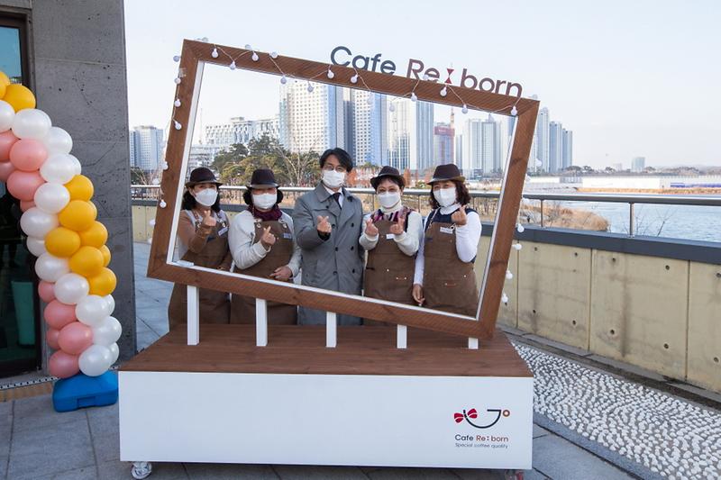 1커피맛집·풍경맛집_노인일자리_청라카페_‘리본’_문_열다__(2).jpg 이미지