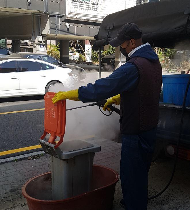 2서구,_음식물류폐기물_전용수거용기_세척…쾌적한_주거환경_조성.jpg 이미지