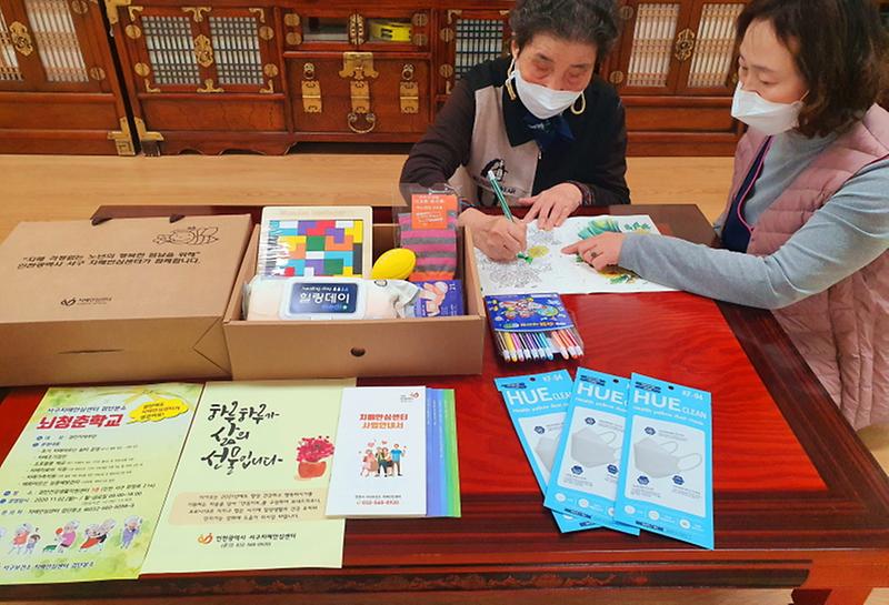 2서구치매안심센터,_치매안심키트_전달로_비대면_산타클로스_되다__(2).jpg 이미지
