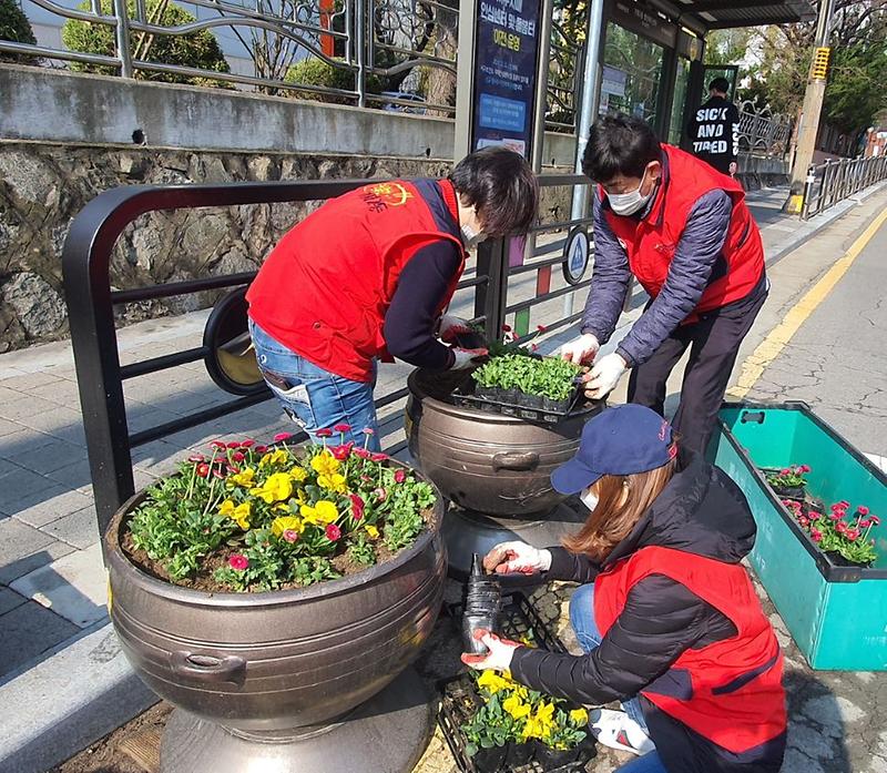 4“봄이_찾아왔어요”...가좌2동,_우리동네_골목길_꽃길_조성.jpg 이미지