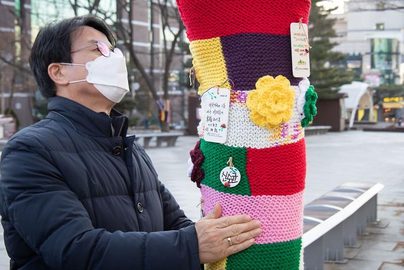 4마실거리_겨울나무에_알록달록_뜨개옷_입혀요~.jpg 이미지