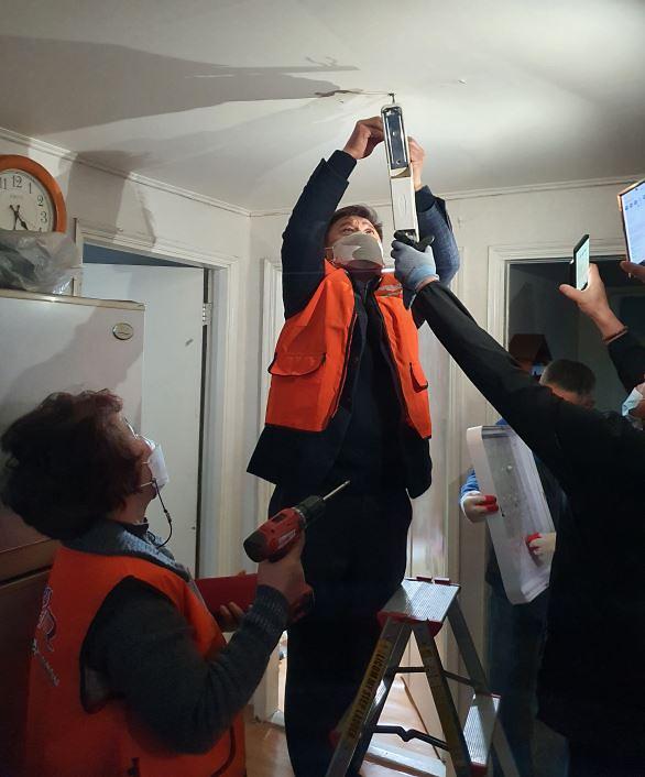 5가좌2동,_‘사랑의_LED등_달아드리기’_행사_진행2.jpg 이미지