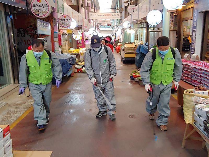 5가좌2동_주민자치회·가좌시장상인회,_가좌시장_방역_실시_(1).jpg 이미지