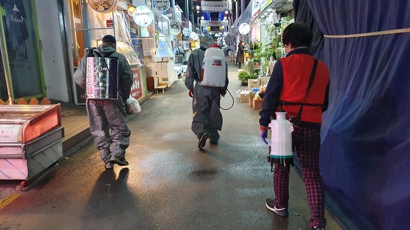5가좌2동_주민자치회·가좌시장상인회,_가좌시장_방역_실시_(2).jpg 이미지