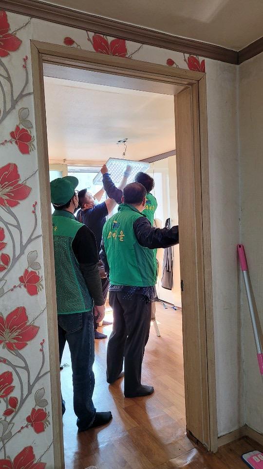 5검단동_새마을_협의회,_소외계층에_LED전등_달아주기_봉사_(1).jpg 이미지