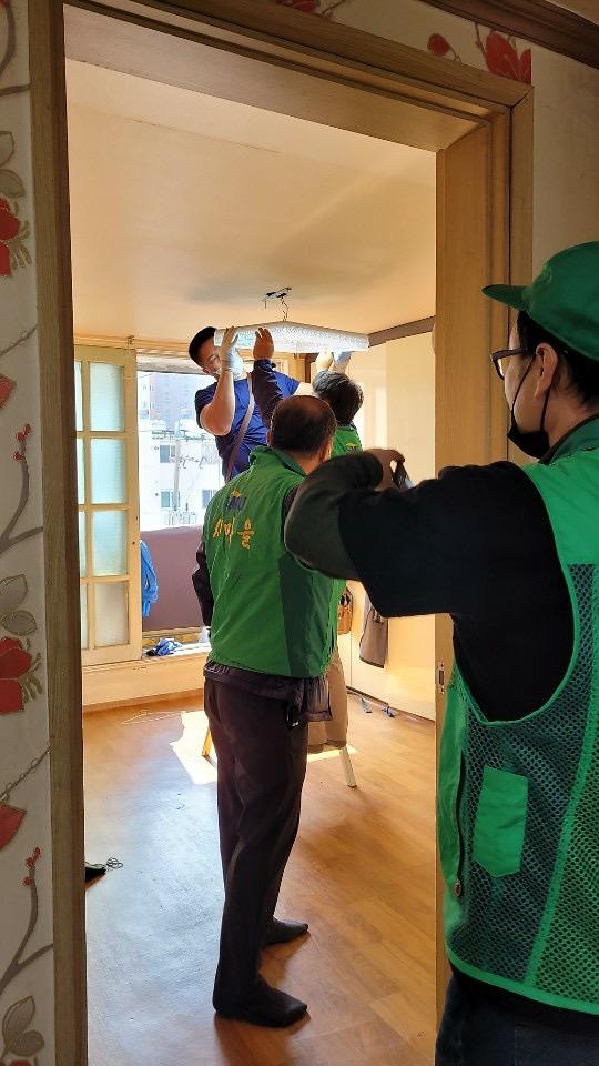 5검단동_새마을_협의회,_소외계층에_LED전등_달아주기_봉사_(2).jpg 이미지