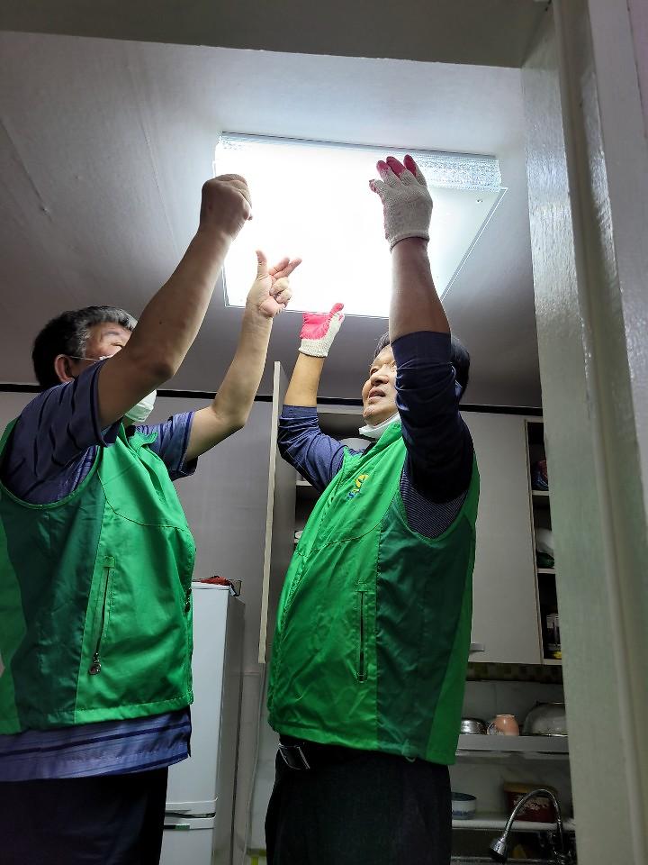 5새마을지도자서구협의회,_사랑의_LED_전등_교체_‘열일’.jpg 이미지