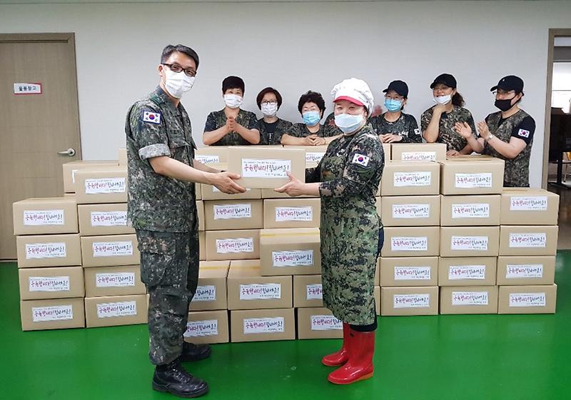 5서구_여성예비군소대,_예비군부대에_‘사랑의_가래떡’_전달_(1).jpg 이미지
