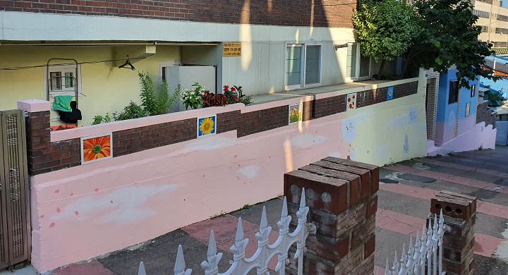 5석남2동,_어두운_밤길도_안전하게~_칙칙한_담장이_화사하게!_(1).jpg 이미지