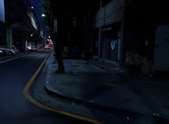 5석남2동,_어두운_밤길도_안전하게~_칙칙한_담장이_화사하게!_(2).jpg 이미지