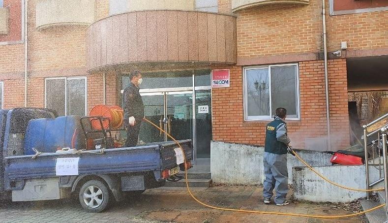 5원당동_주민자치위원장,_코로나_19_방역활동_‘솔선수범’.jpg 이미지