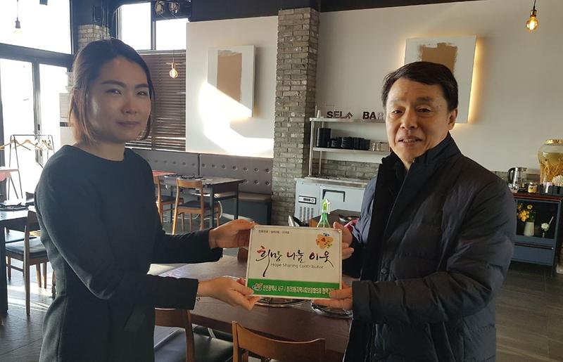 6청라3동,_후원업체에_‘희망나눔이웃_인증패’_전달.jpg 이미지