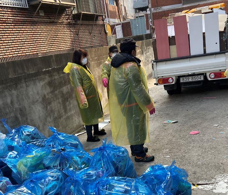 6가좌2동,_침수세대_청소봉사...이웃사랑으로_‘한마음’_(2).jpg 이미지