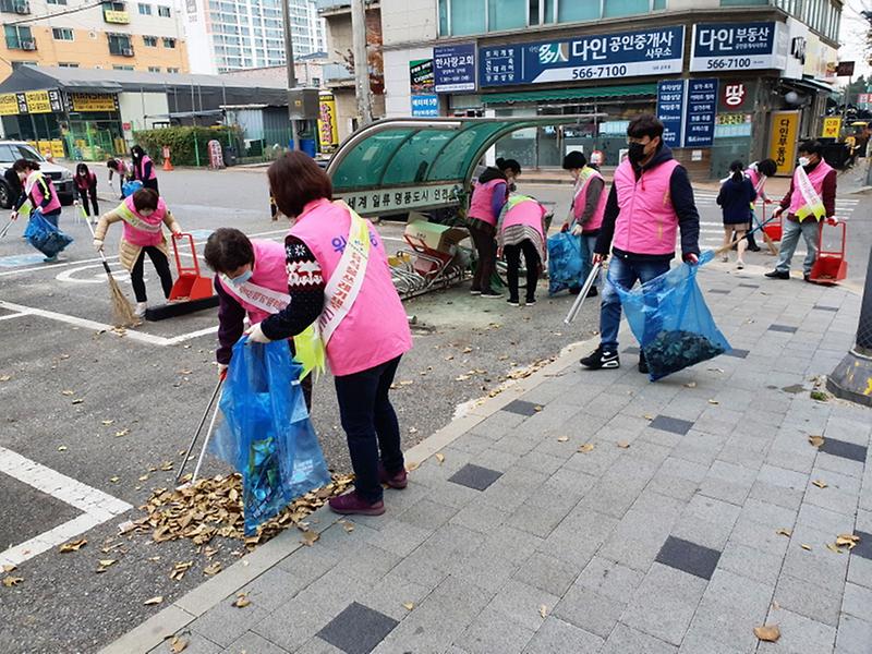 7원당동,_클린업데이_대청소로_‘쾌적한_겨울맞이’_나서__(2).jpg 이미지