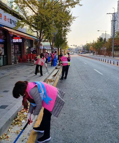 7원당동,_클린업데이_‘가을_낙엽_대정리!’__(2).jpg 이미지