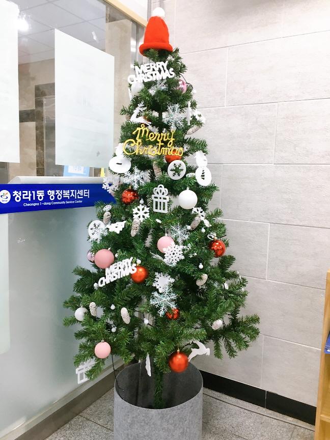 9청라1동,_초화_식재·민원실_크리스마스트리로_겨울맞이__(1).jpg 이미지