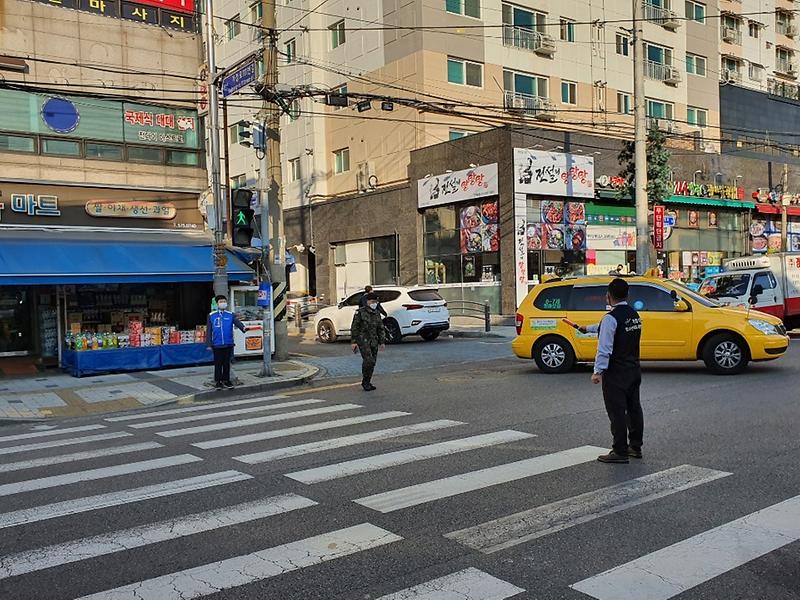 9가좌1동_청소년지도위원회,_청소년들과_함께_교통질서_캠페인_실시__(2).jpg 이미지