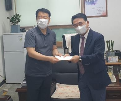 9푸른사랑교회,_석남3동에_이웃돕기_성금_전달.jpg 이미지