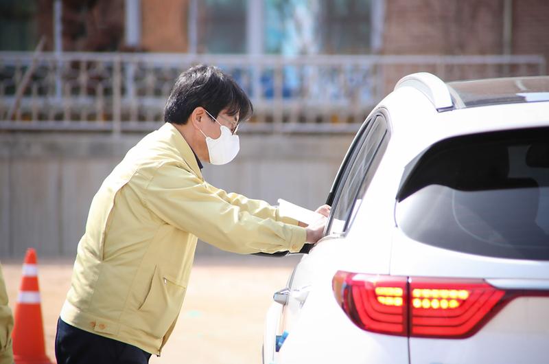 “꽃놀이는_NO!_마스크_‘승차_배부’_받으세요~”02.jpg 이미지