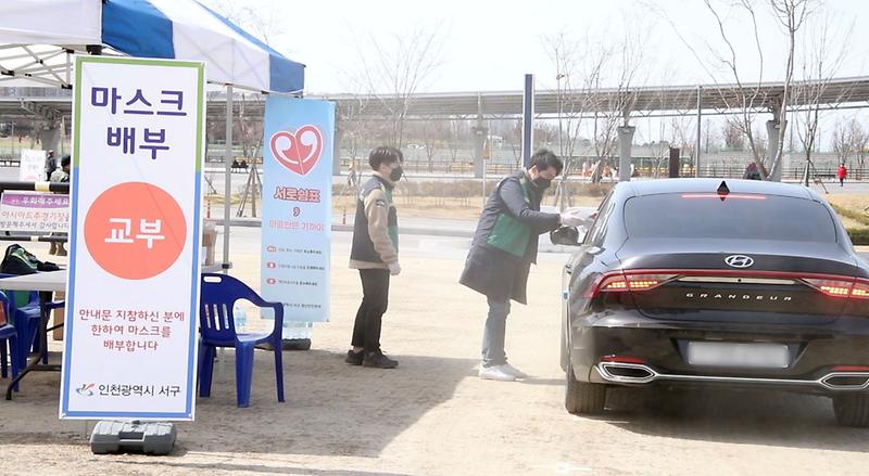 “꽃놀이는_NO!_마스크_‘승차_배부’_받으세요~”03.jpg 이미지