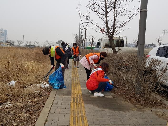 10청라3동,_새봄맞이_대청소_및_환경사랑_실천운동_실시__(2).jpg 이미지