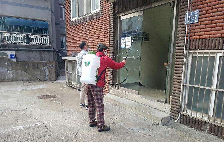 10신현원마을_주민들,_코로나19_방역_활동_‘구슬땀’__(1).jpg 이미지