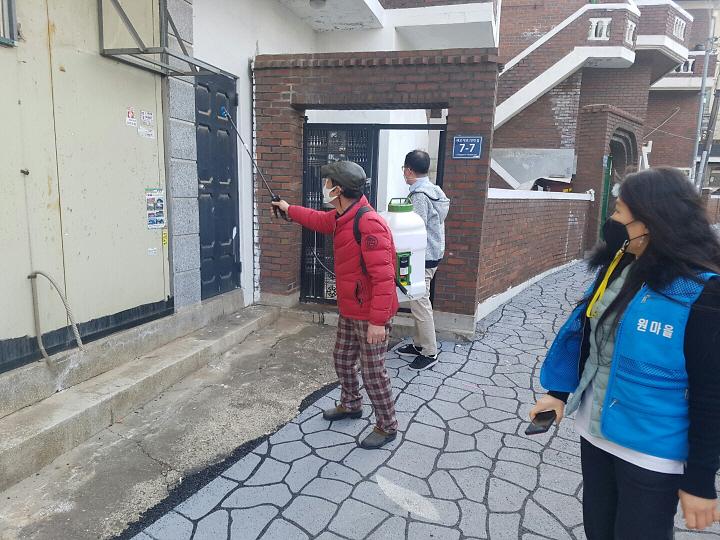 10신현원마을_주민들,_코로나19_방역_활동_‘구슬땀’__(2).jpg 이미지