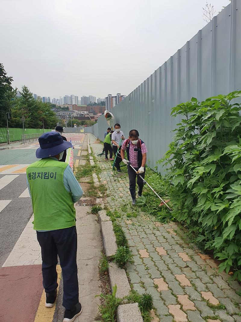 10원당동_주민자치회,_깨끗한_통학로_만드는_제초작업_‘구슬땀’__(1).jpg 이미지