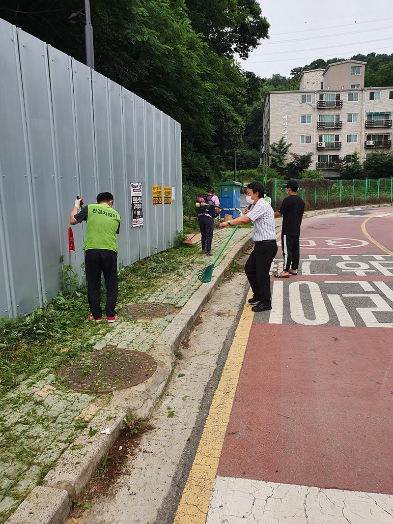 10원당동_주민자치회,_깨끗한_통학로_만드는_제초작업_‘구슬땀’__(2).jpg 이미지