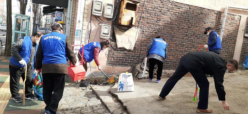 11신현원창동_바르게살기운동위원회,_새봄맞이_대청소_마무리__(1).jpg 이미지