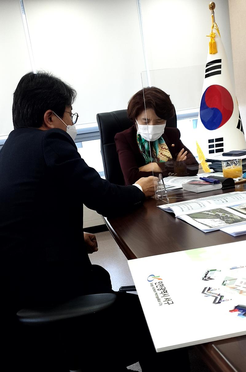 1이재현_서구청장,_한정애_환경부장관과_면담_나눠_최종__(1).jpg 이미지