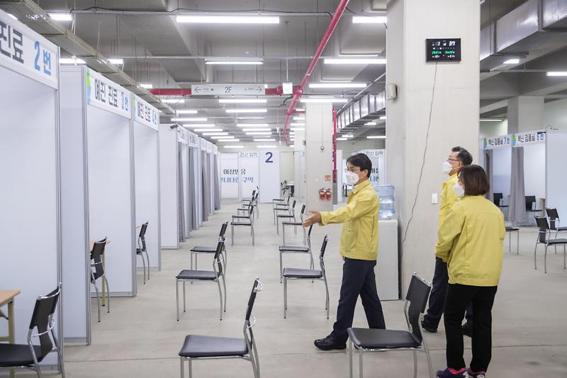 1이재현_서구청장,_코로나19_예방접종센터_사전점검_나서__(1).jpg 이미지