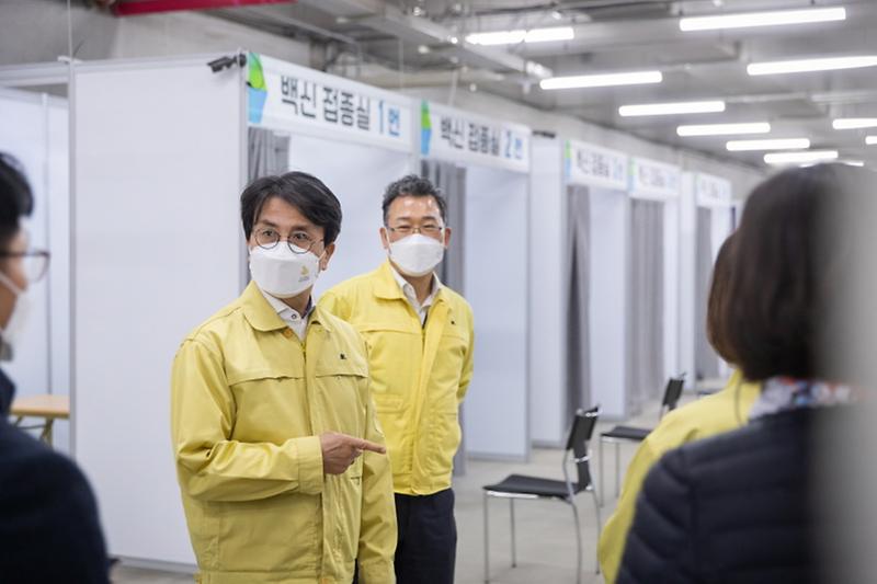 1이재현_서구청장,_코로나19_예방접종센터_사전점검_나서__(3).jpg 이미지