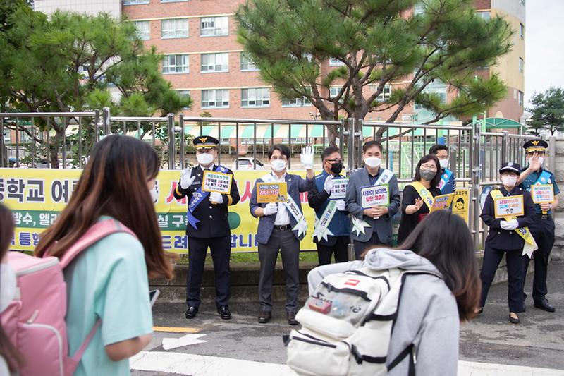 1서구,_기관뭉쳐_안전한_등굣길_만들기...교통안전_캠페인__(1).jpg 이미지