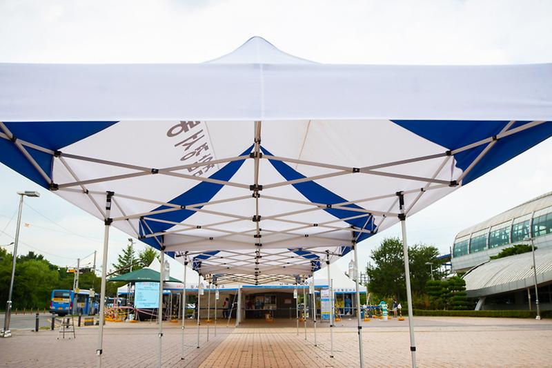 1서구,_무더위_속_선별검사소_운영에_‘냉방_대책’_마련_수정__(3)_검암역_선별검사소_그늘막_설치.jpg 이미지